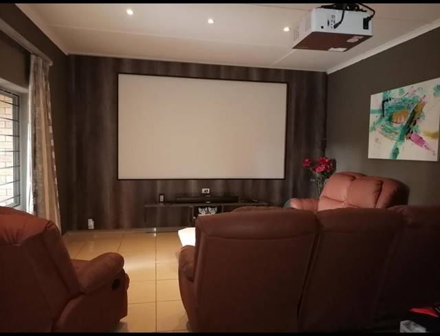 4 BEDROOM HOUSE FOR SALE IN MEER EN SEE